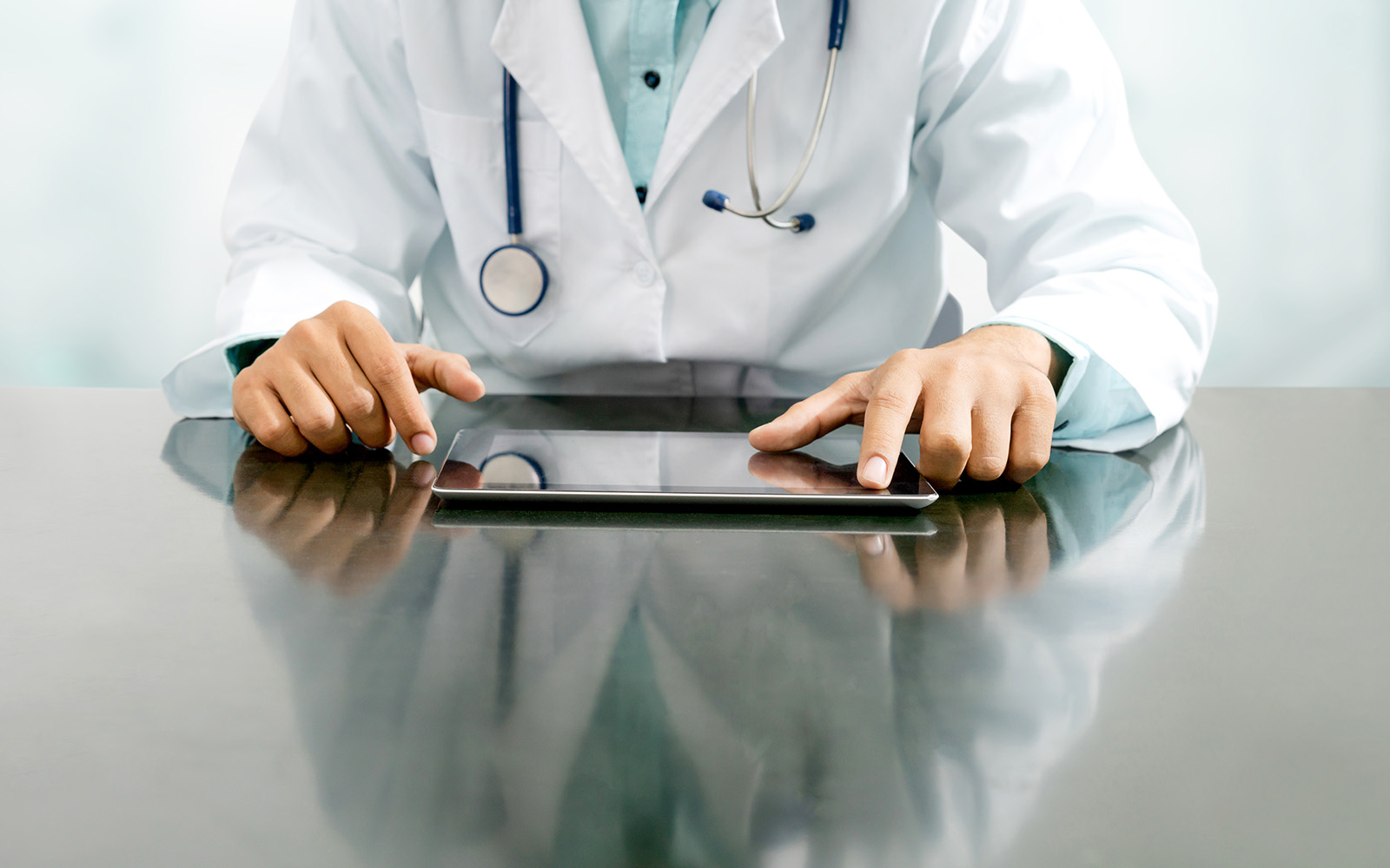 Médecin utilisant une tablette
