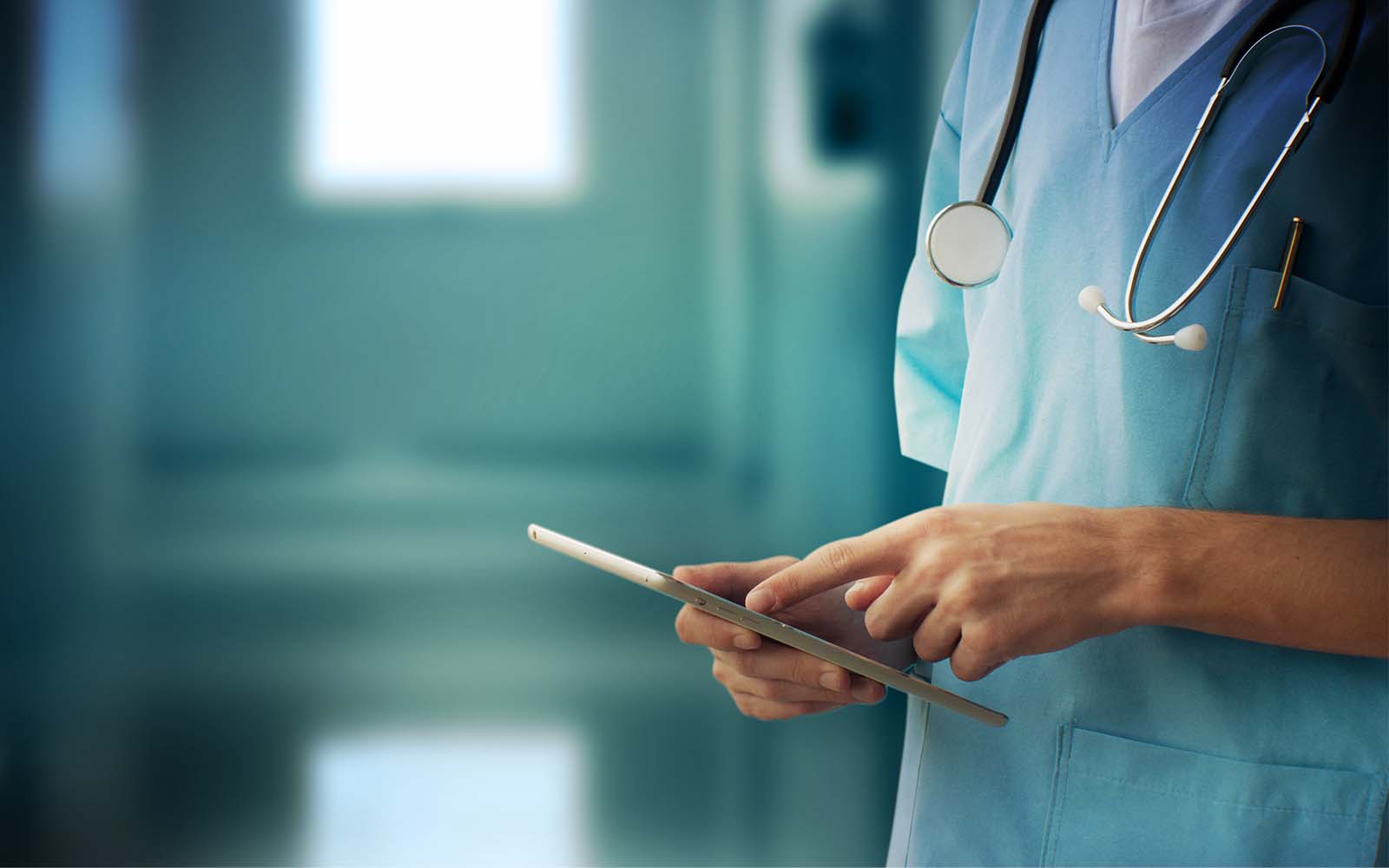 Médecin de soins de santé et de médecine utilisant une tablette numérique