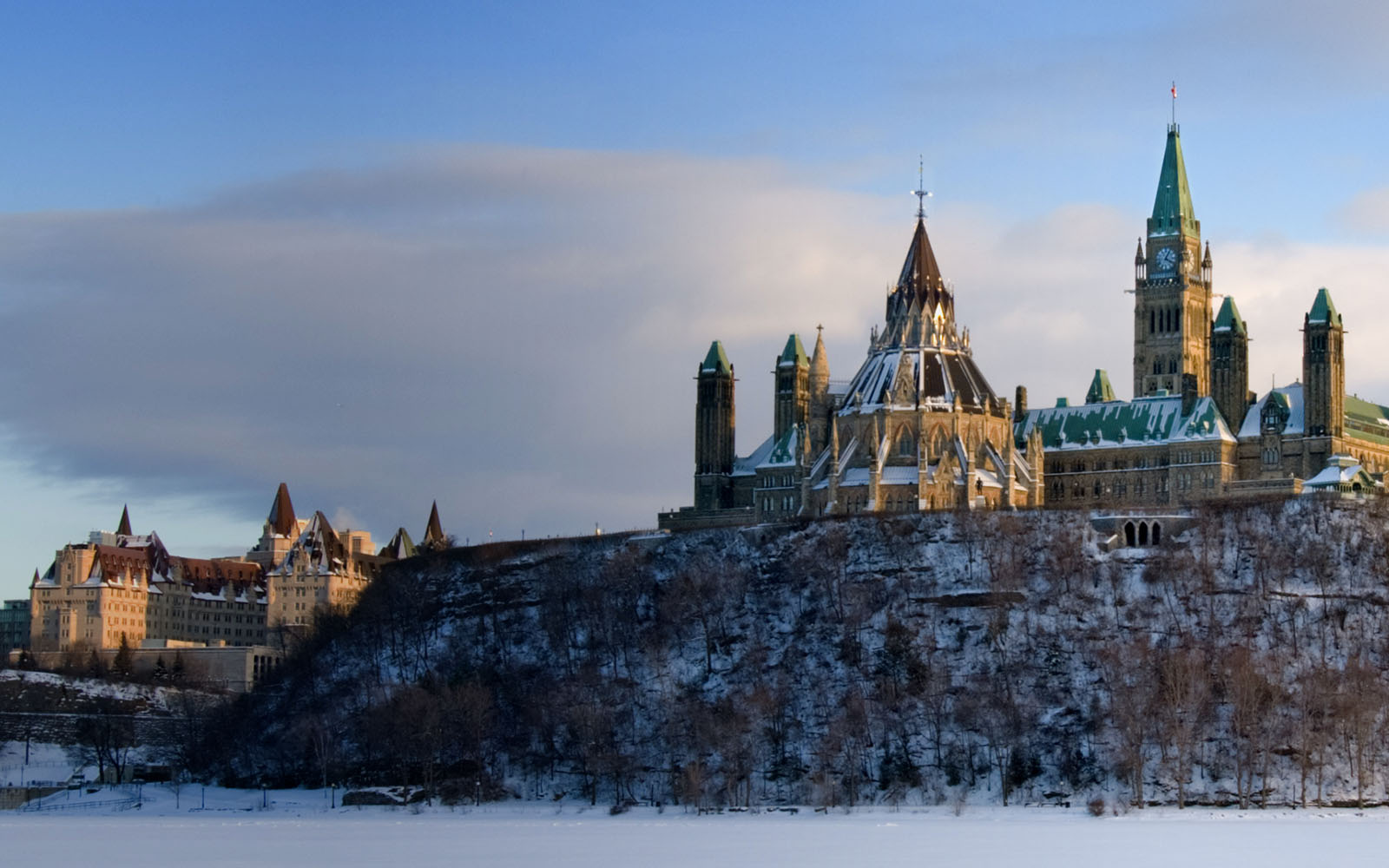 le Parlement du Canada vu de l'autre côté de la rivière des Outaouais en hiver