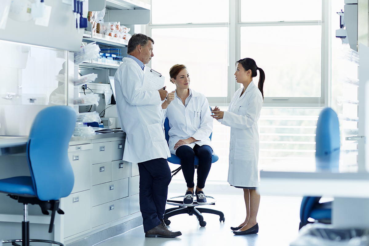 3 doctors talking in an office