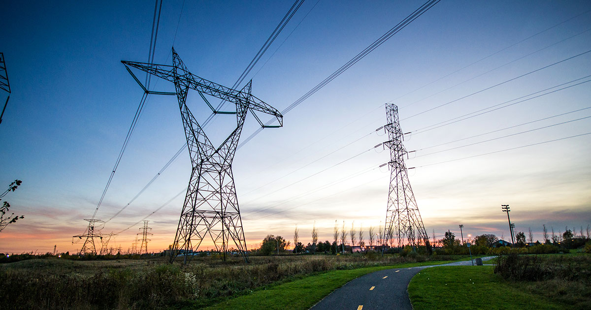 image de lignes électriques au-dessus d'un coucher de soleil