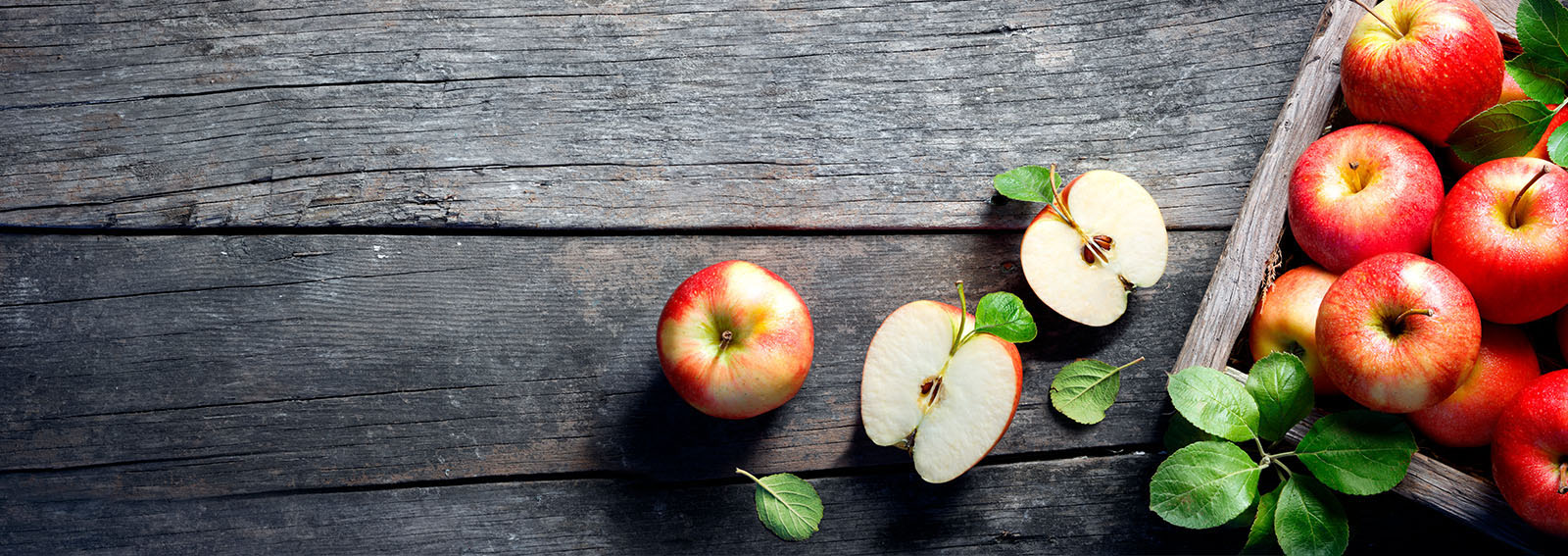 une caisse de pommes fraîchement cueillies