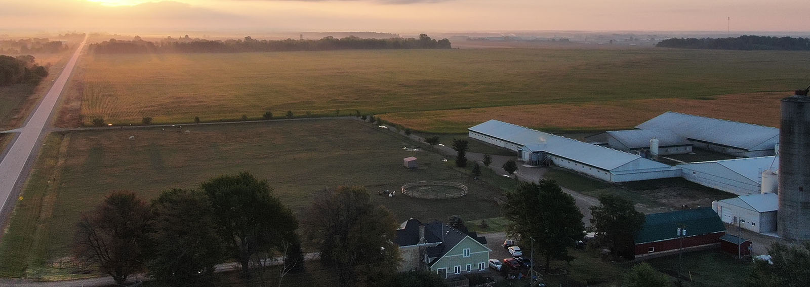 Lever de soleil sur une ferme