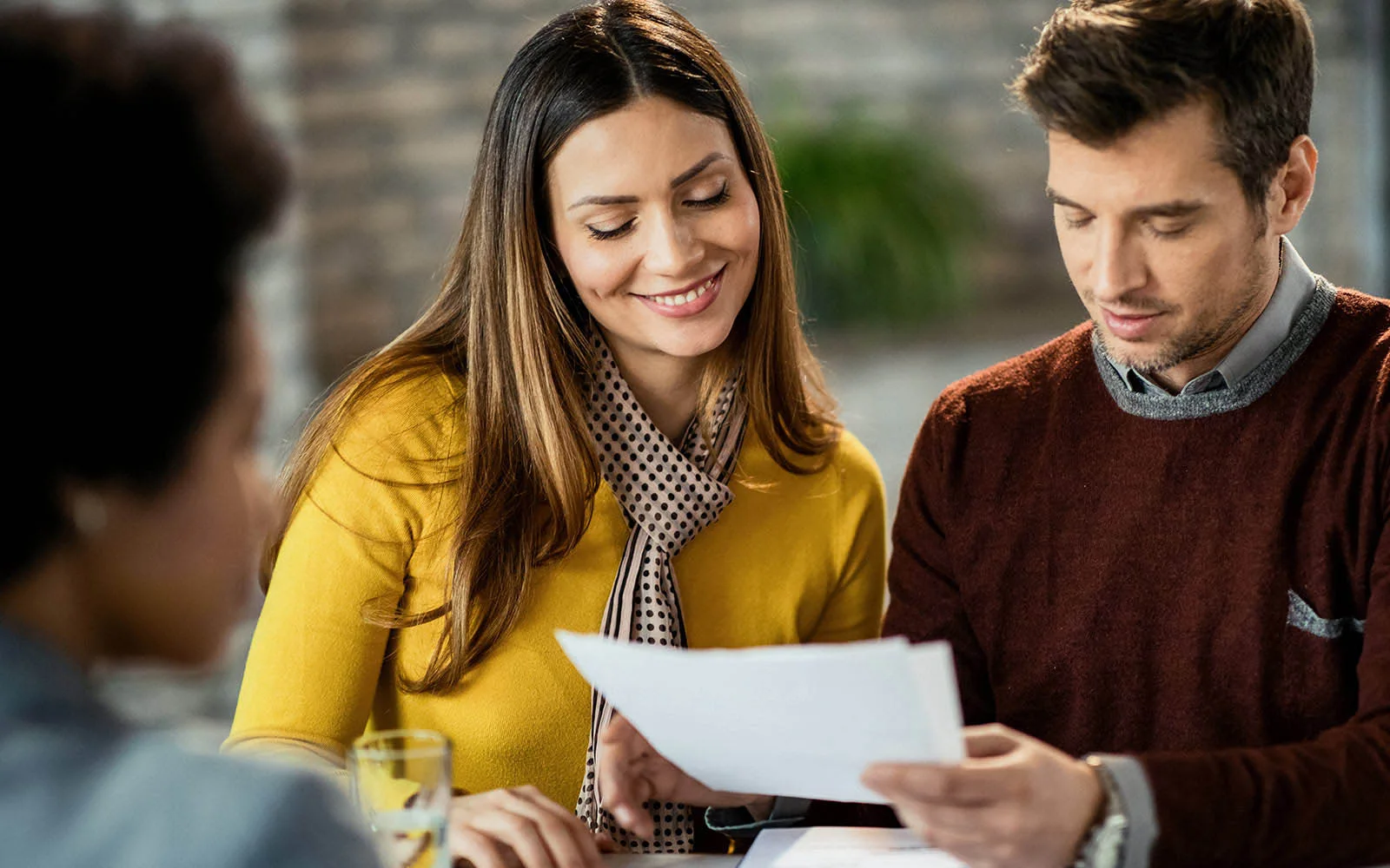 couple examinant des documents dans une caisse populaire