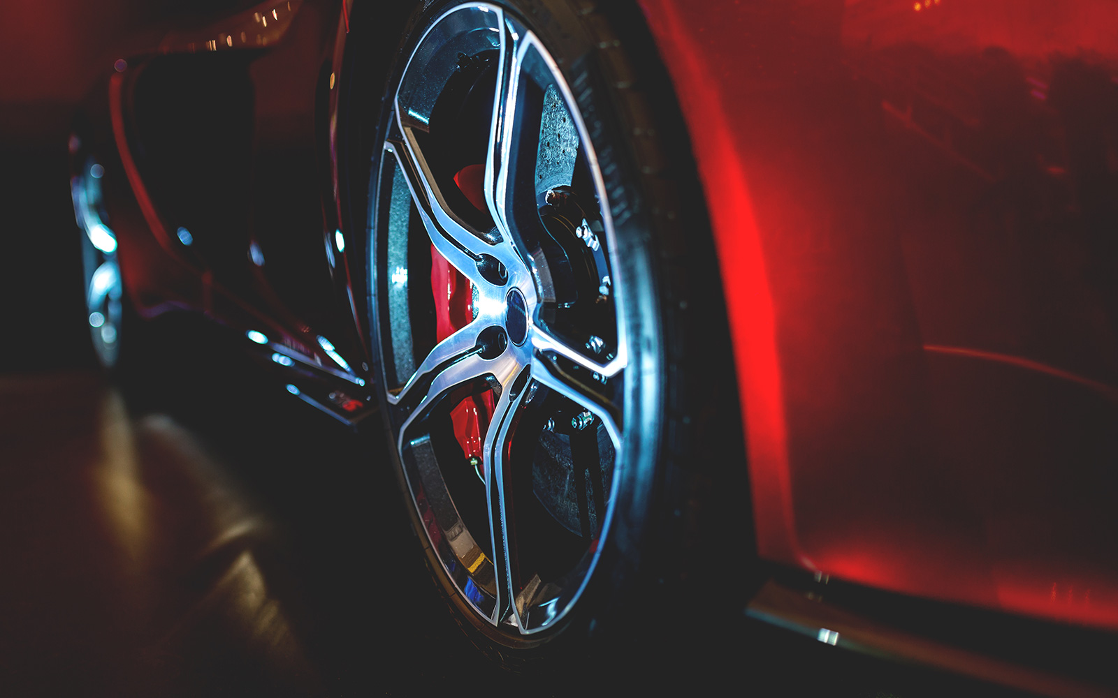 voiture rouge zoomée sur la roue