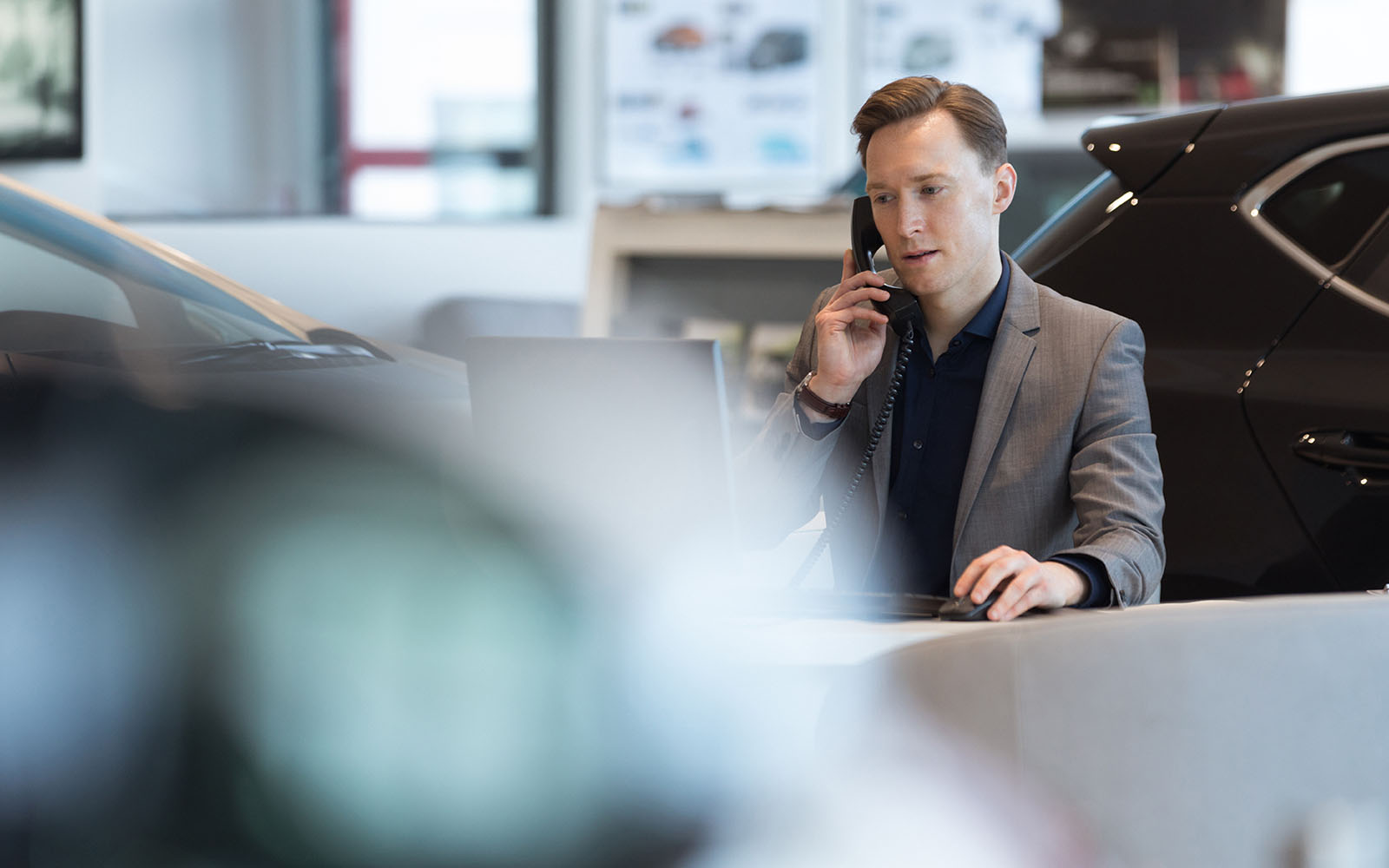 Personne au téléphone chez un concessionnaire automobile