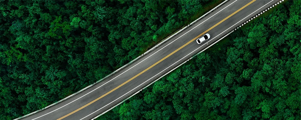 Vue aérienne d’une voiture roulant sur une autoroute