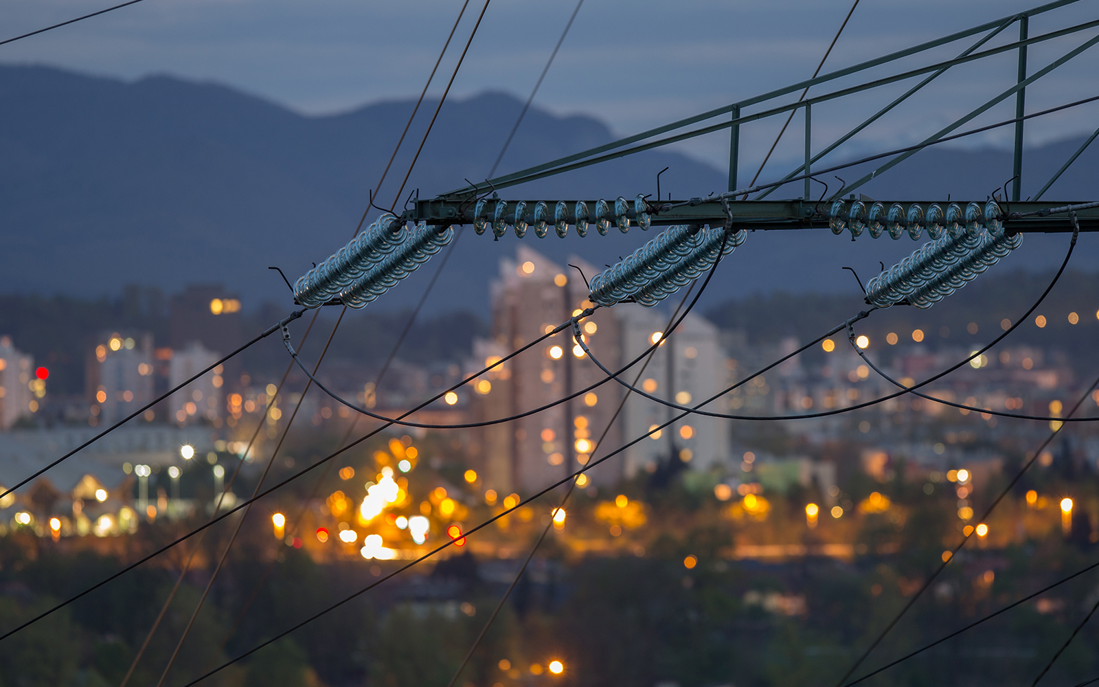 lignes électriques avec une ville en arrière-plan