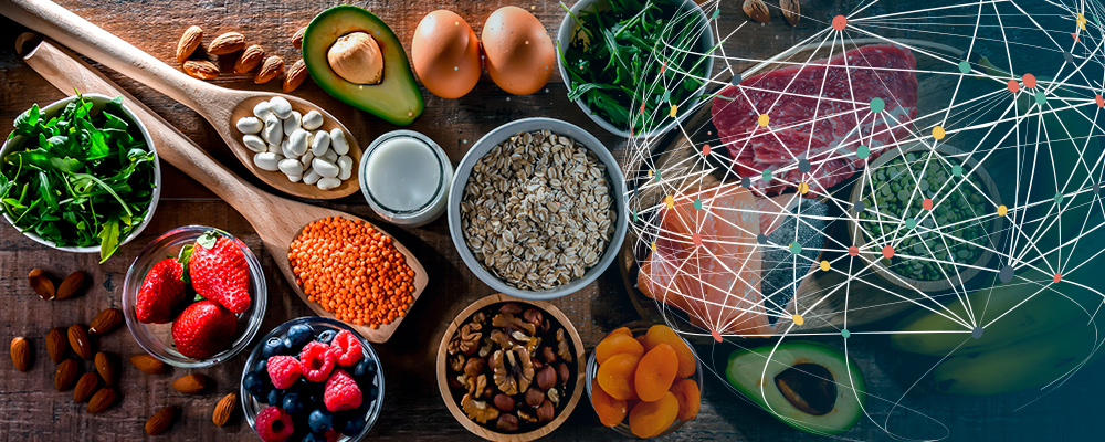 Disposition à plat de différents types d'aliments sur une table en bois.