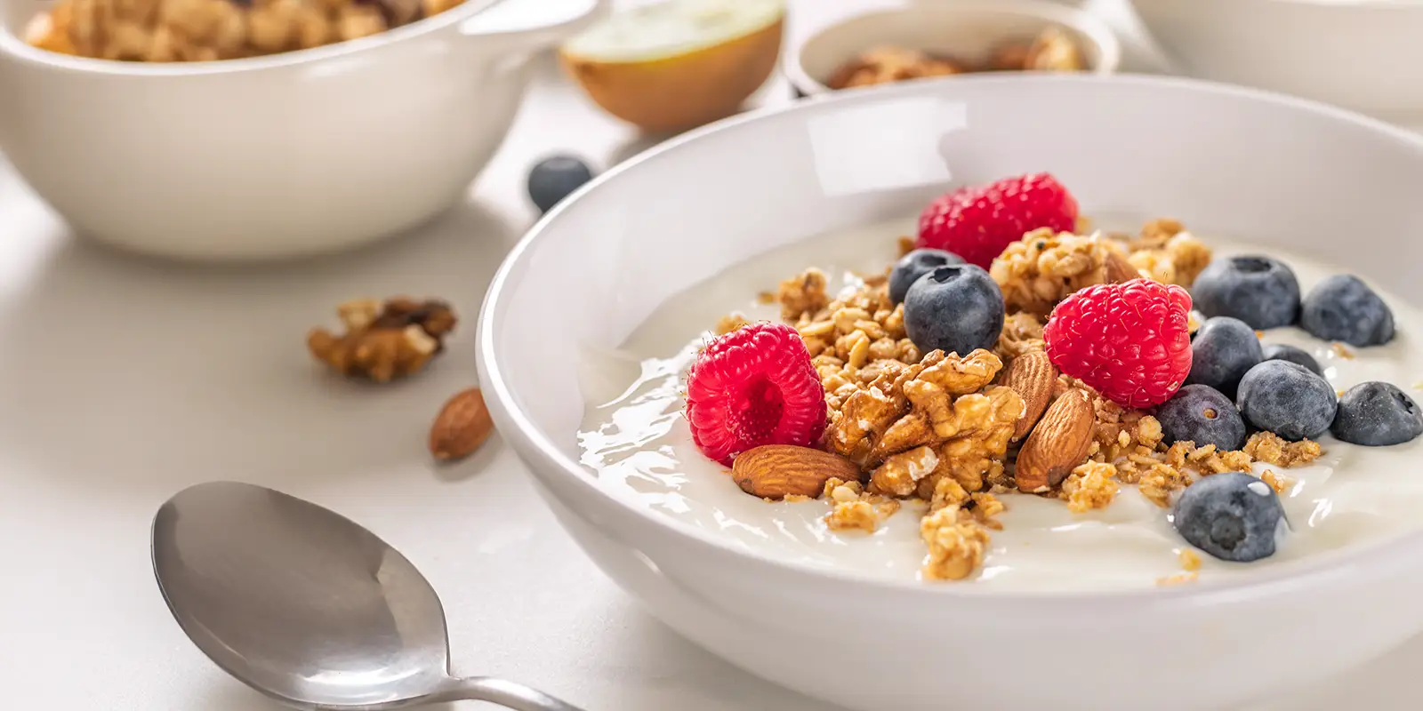 Gros plan sur un bol de granola aux myrtilles et aux framboises