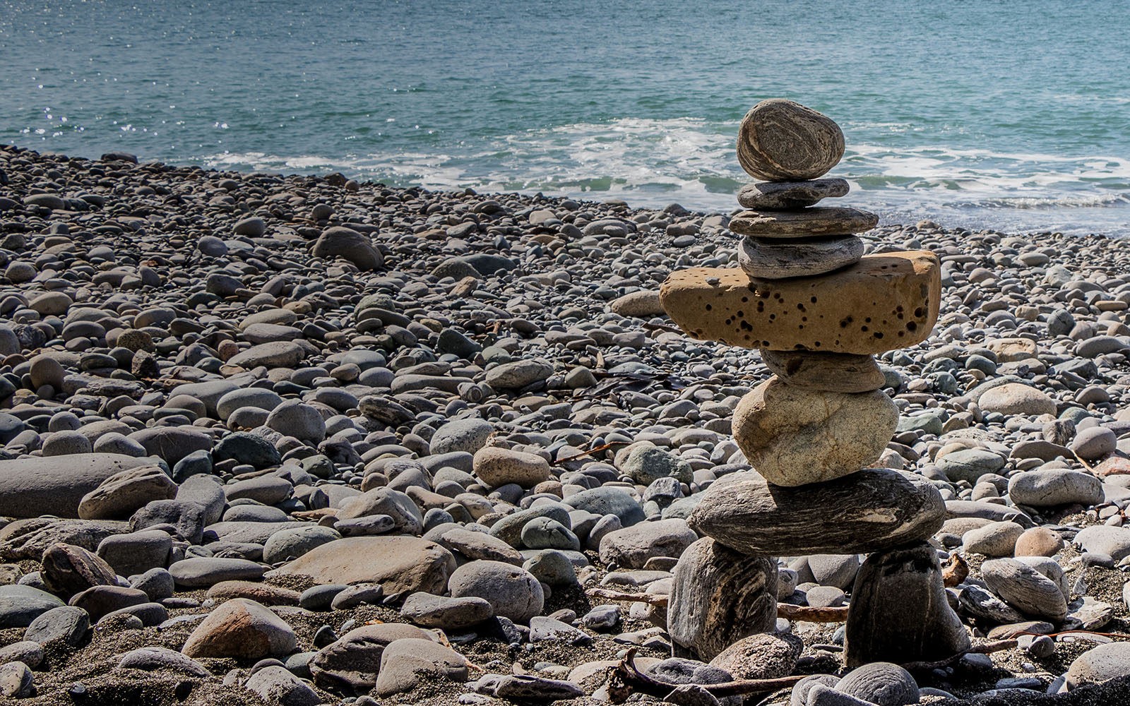 Inukshuk sur une plage de galets