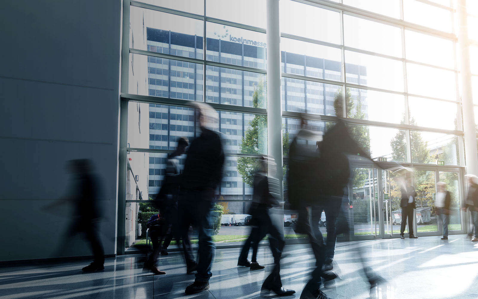 employés de bureau flous marchant dans un bâtiment moderne