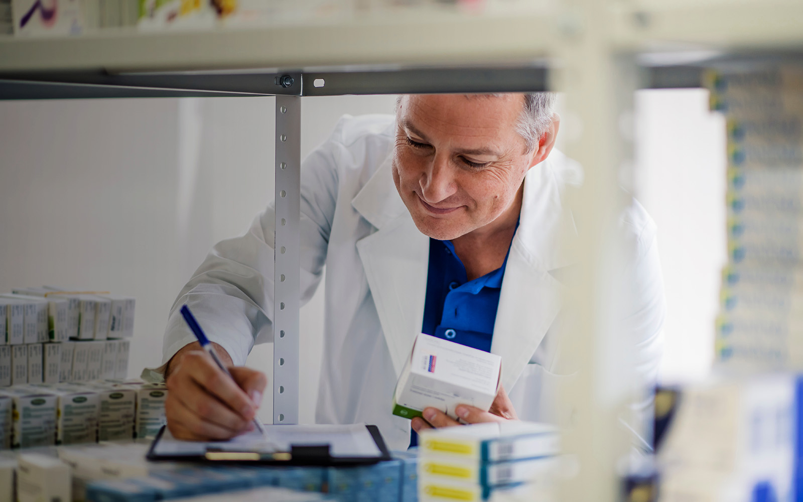Pharmacien en pharmacie ou pharmacie prenant des notes