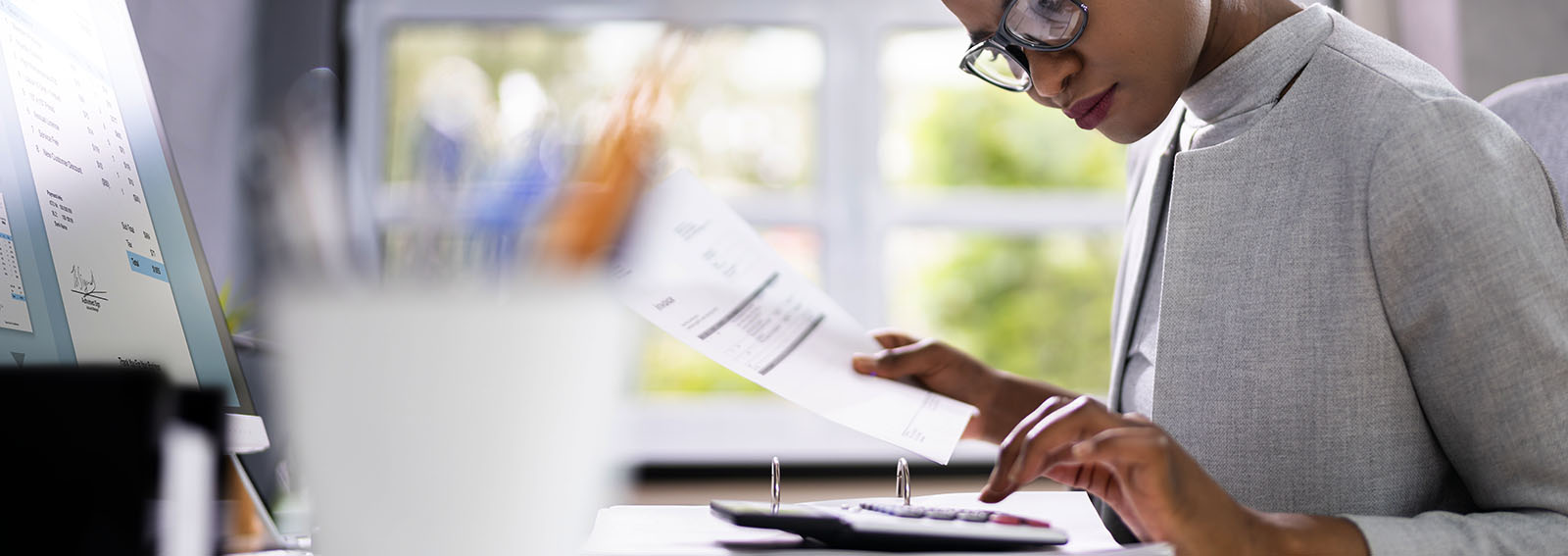 Professionnel examinant les factures et les reçus