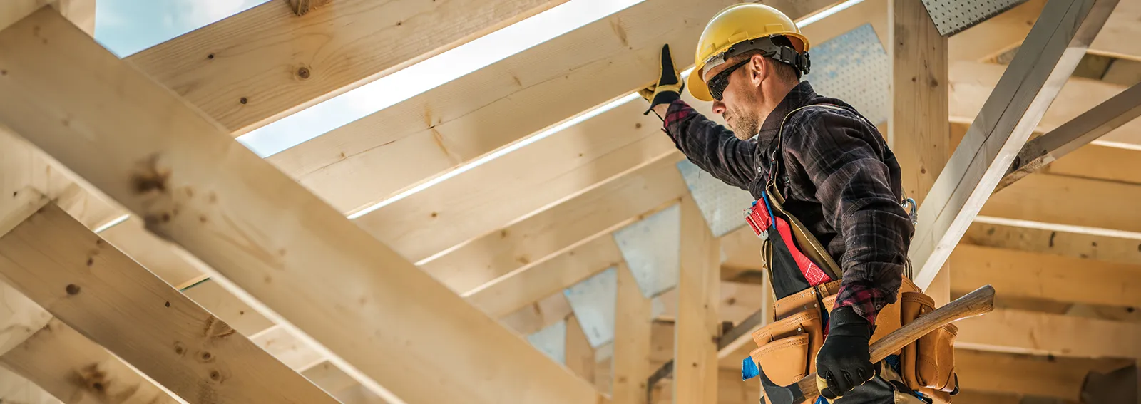 construciton worker framing a house