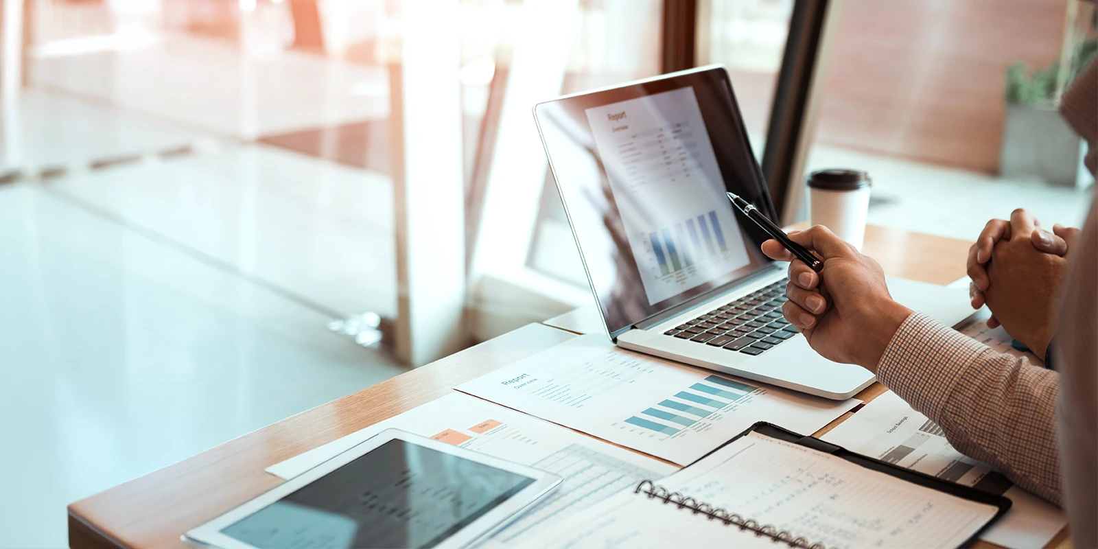 L'équipe des ventes examine les évaluations