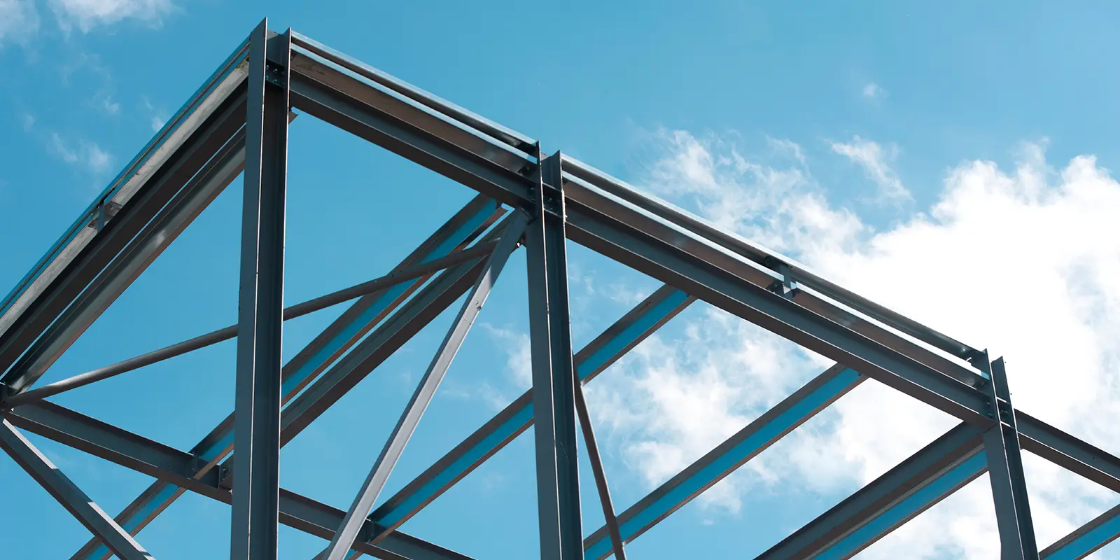 Bâtiment à ossature d'acier en construction