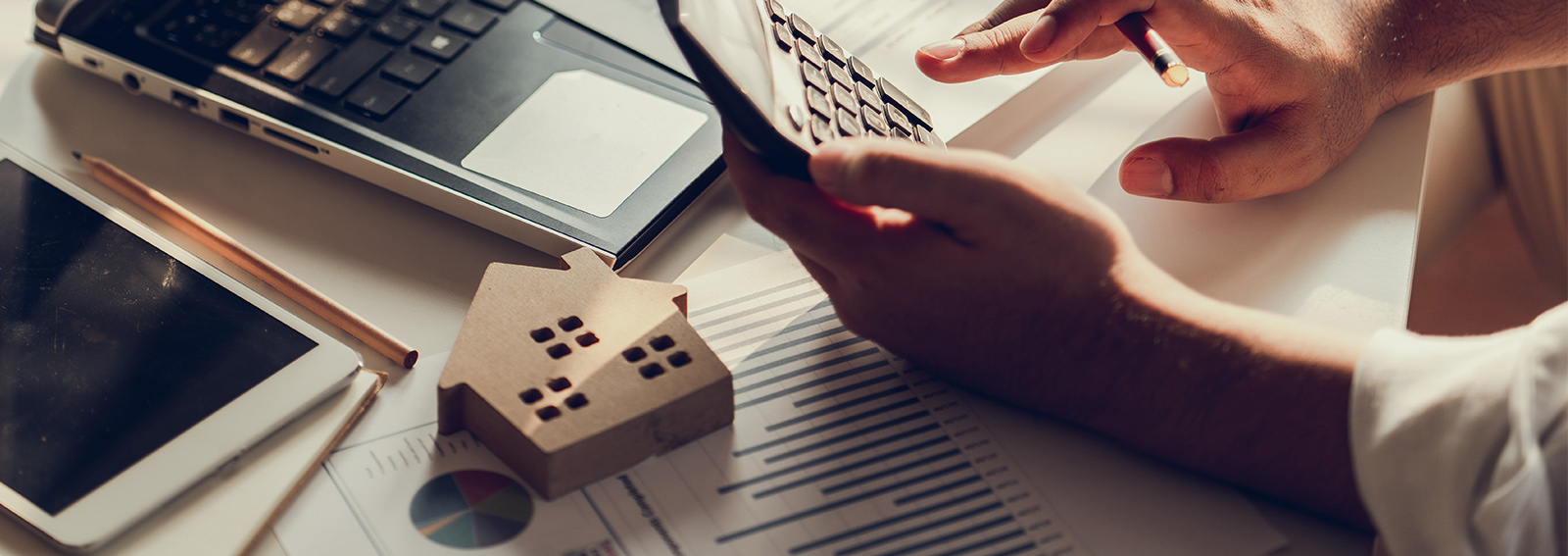 Propriétaire d'une maison d'habitation examinant des documents