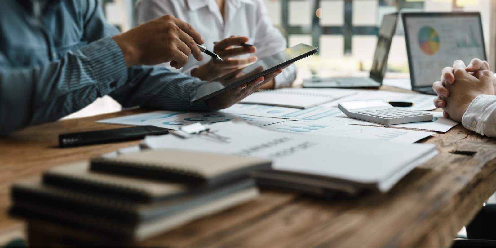 équipe commerciale examinant les documents financiers