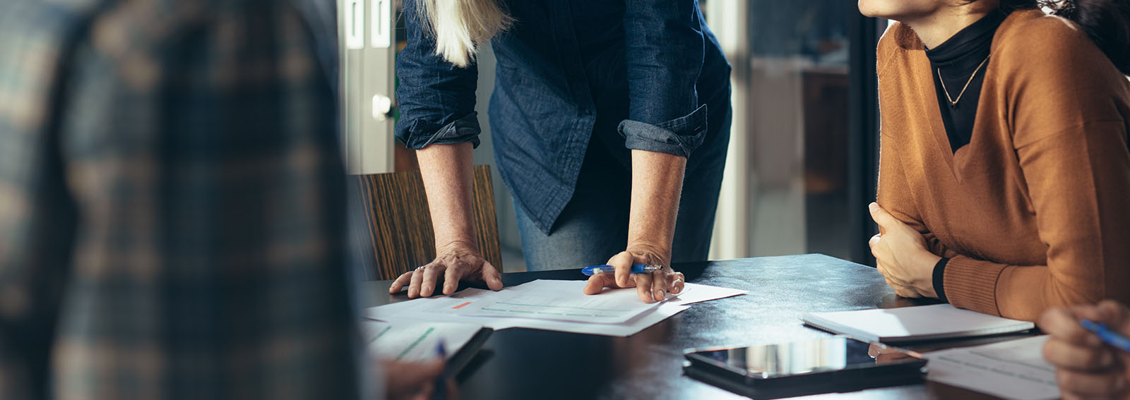 Personnes collaborant sur des documents sur une table