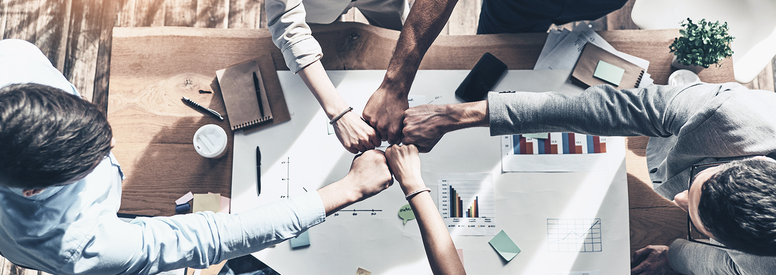 Groupe de personnes avec les mains au milieu