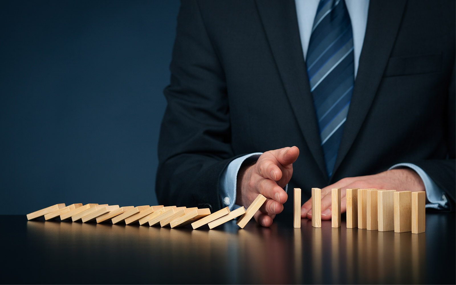 homme d'affaires assis sur une table