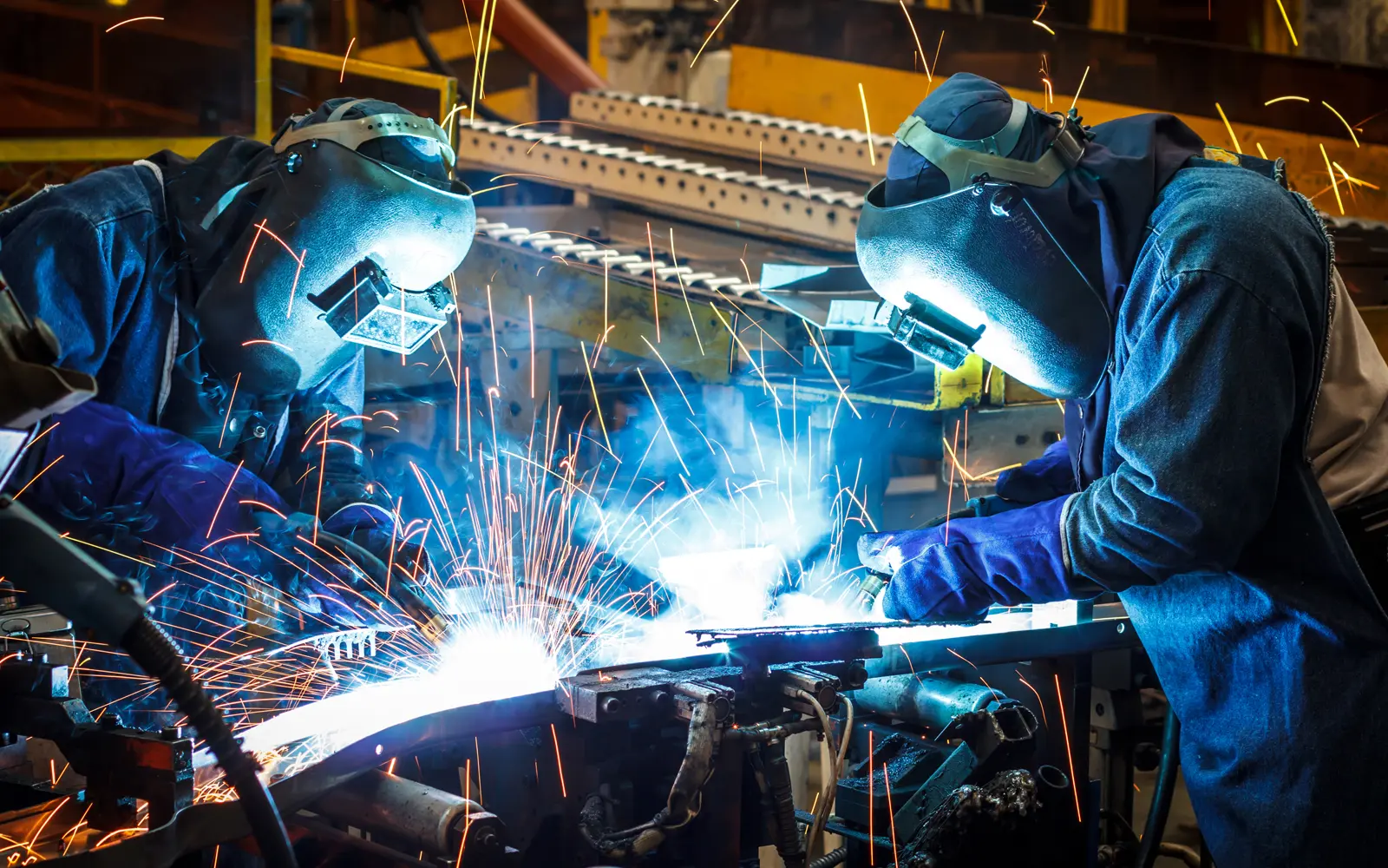 deux soudeurs travaillent