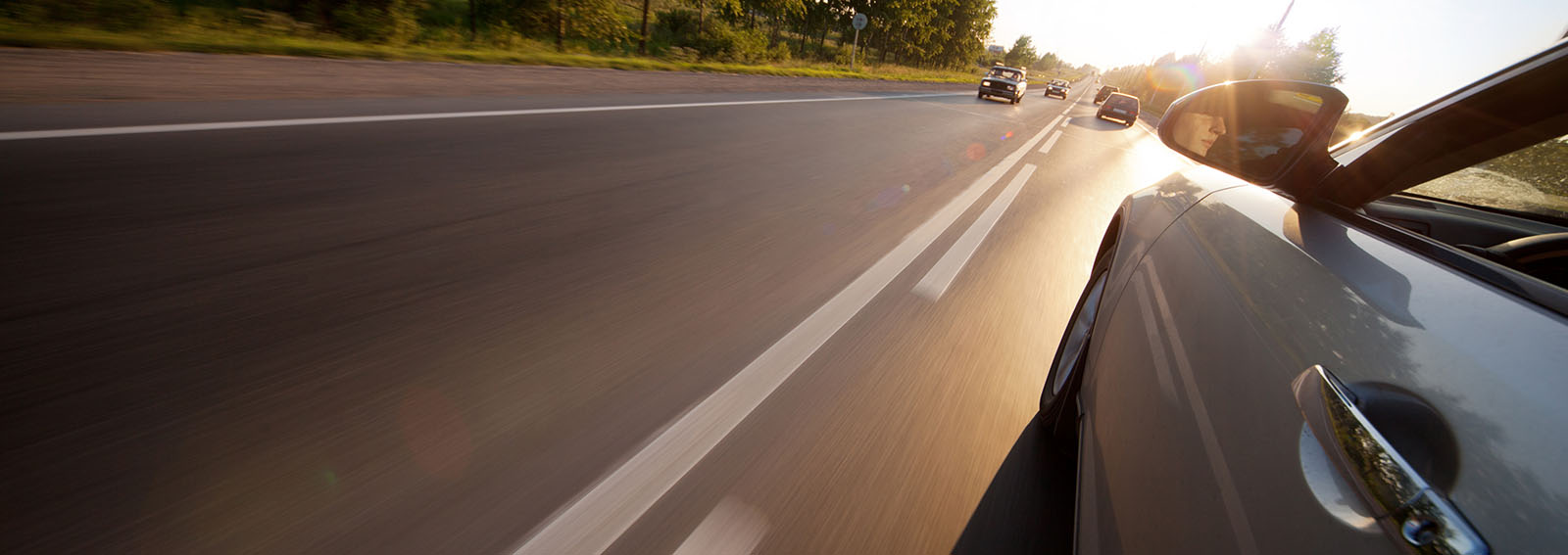 voiture roulant sur une autoroute