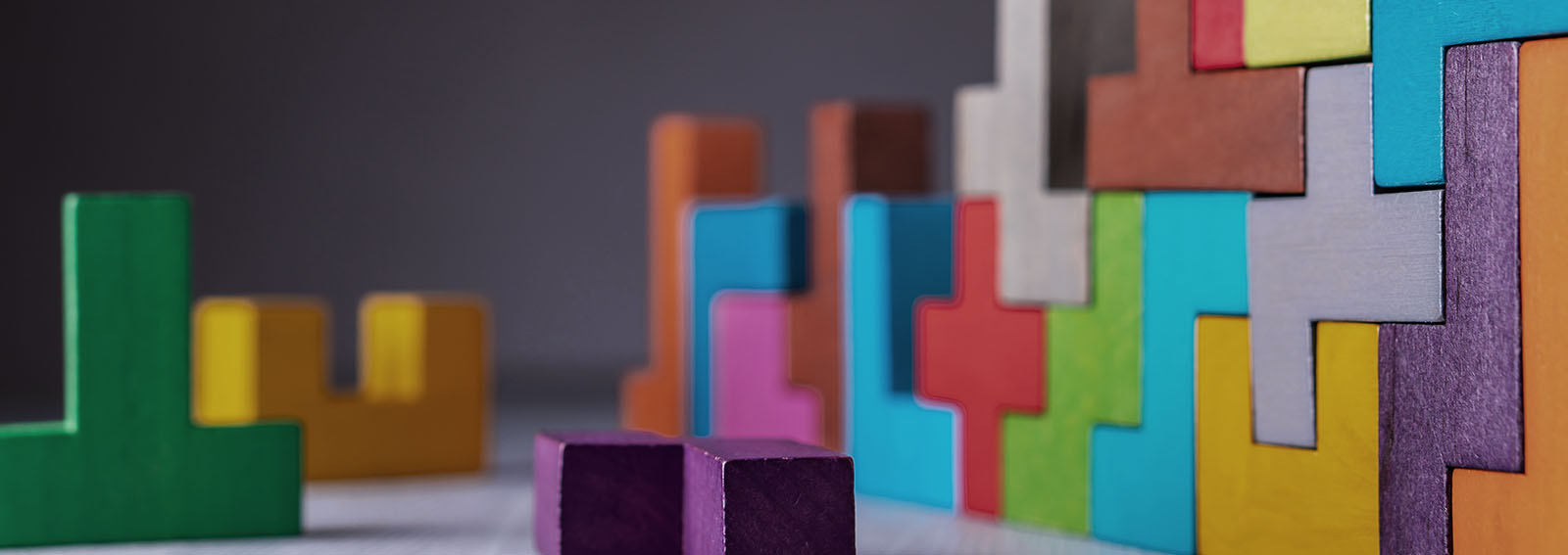  blocs colorés sur un bureau