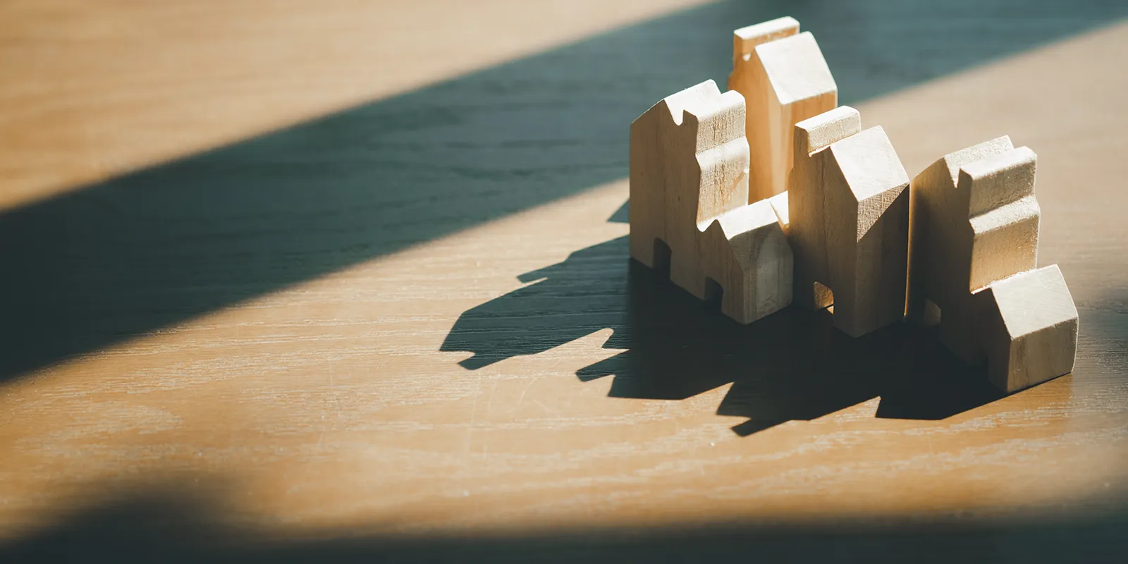  modèles de logements en bois capturant les ombres