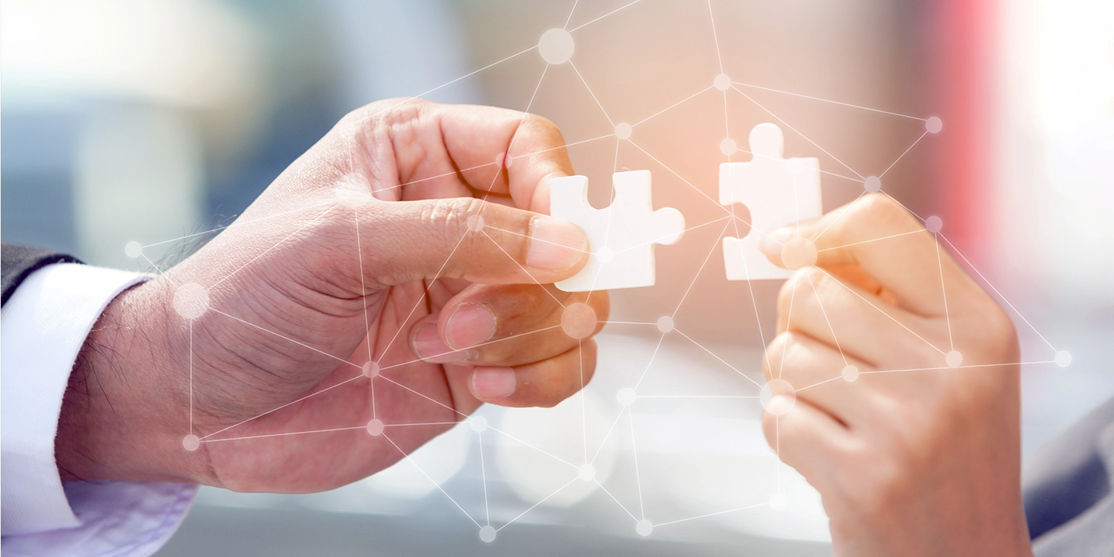 Un homme d'affaires connecte une pièce de puzzle avec un employé