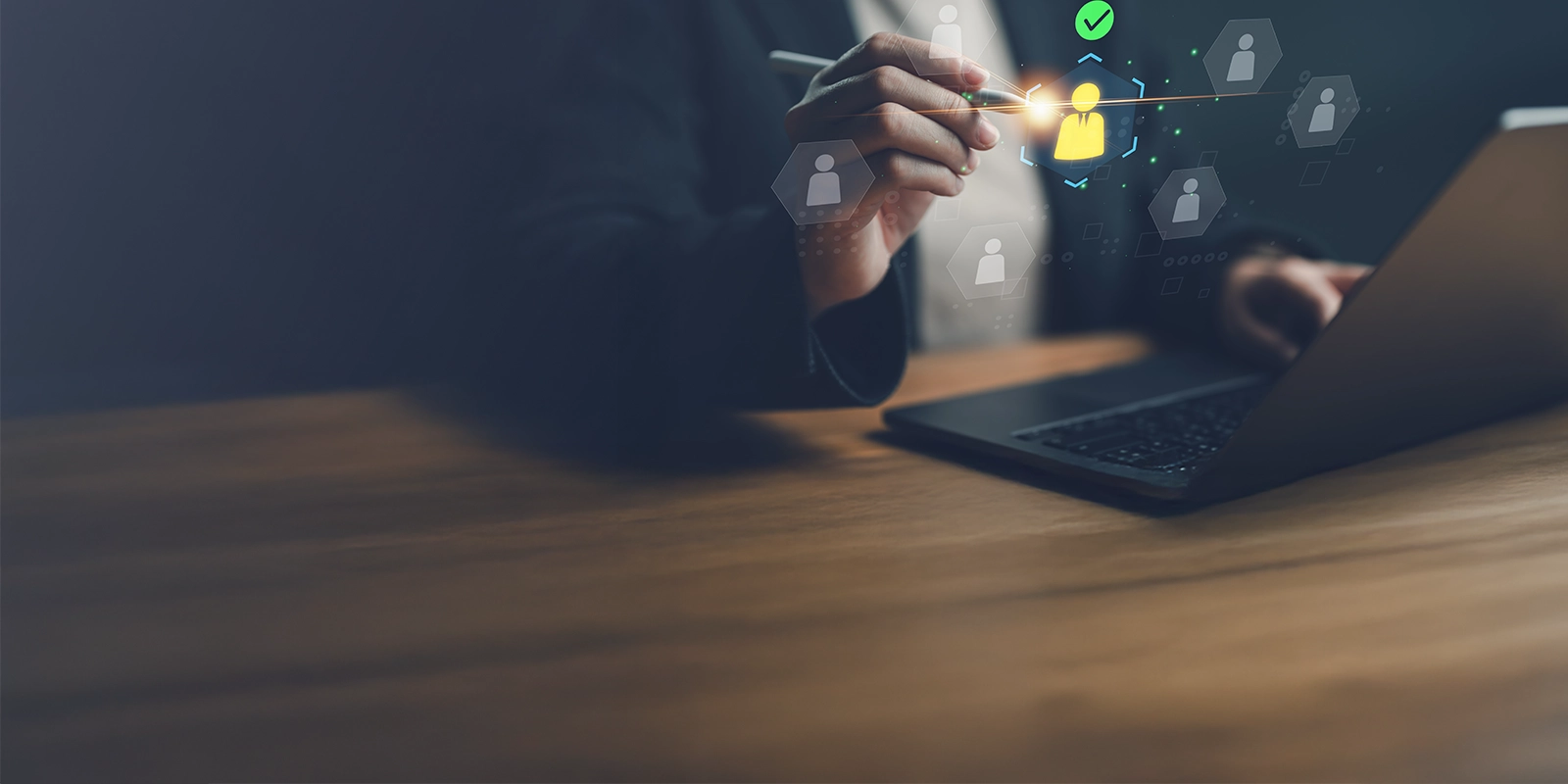 Responsable RH travaillant sur un ordinateur portable