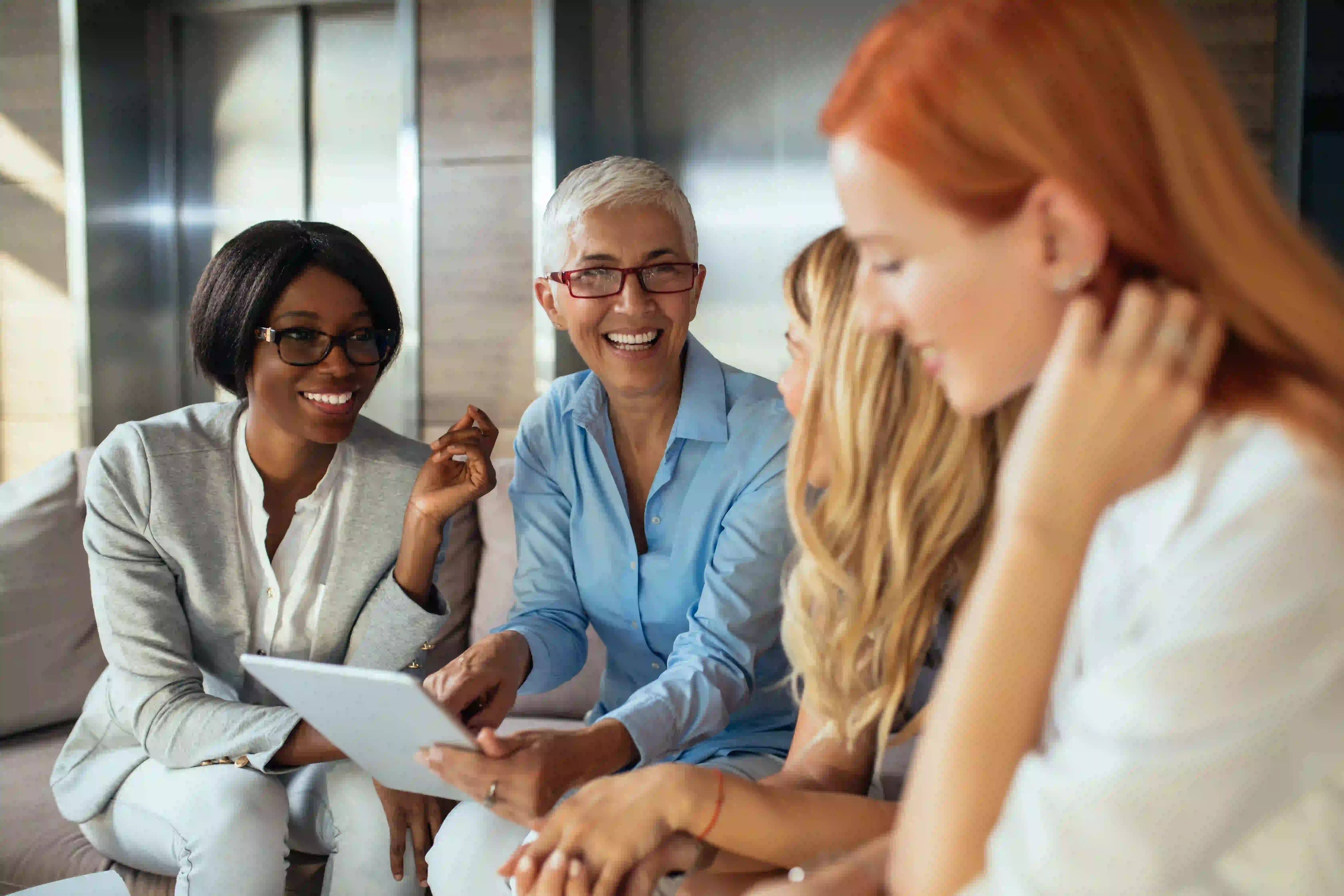 Groupe de femmes d'affaires parlant.