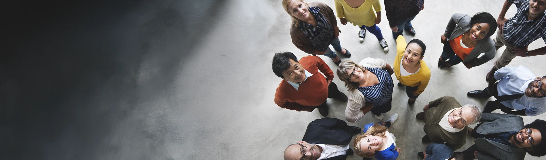 groupe de personnes levant les yeux