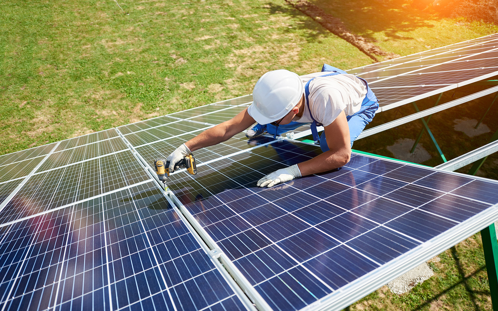 personne travaillant sur un système d'électricité solaire