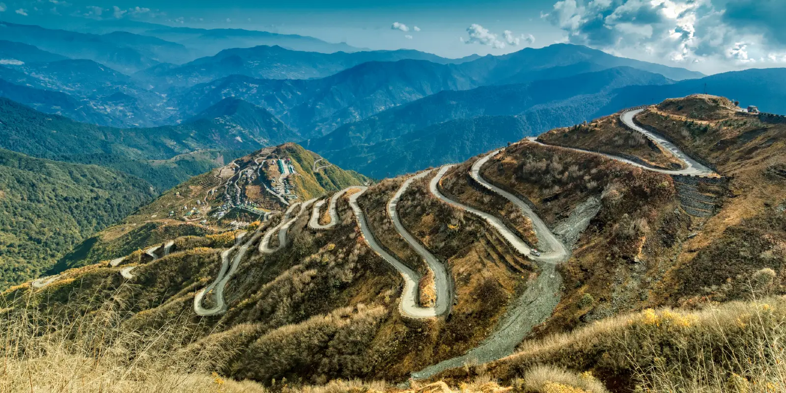 Route de montagne sinueuse avec virages serrés.