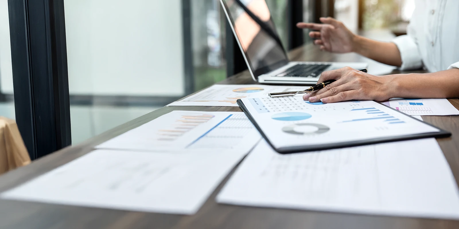 homme d'affaires analysant des documents financiers