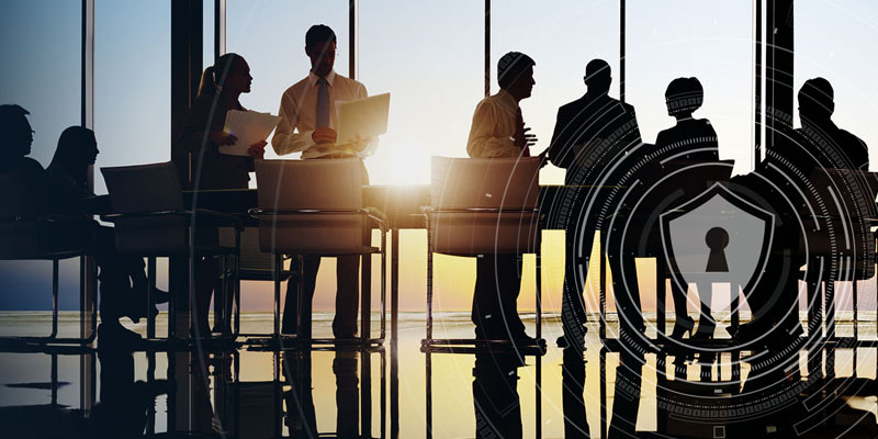 Groupe de professionnels devant une fenêtre travaillant ensemble.