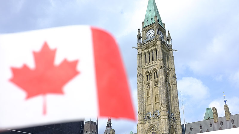 Bâtiment avec un drapeau canadien au premier plan