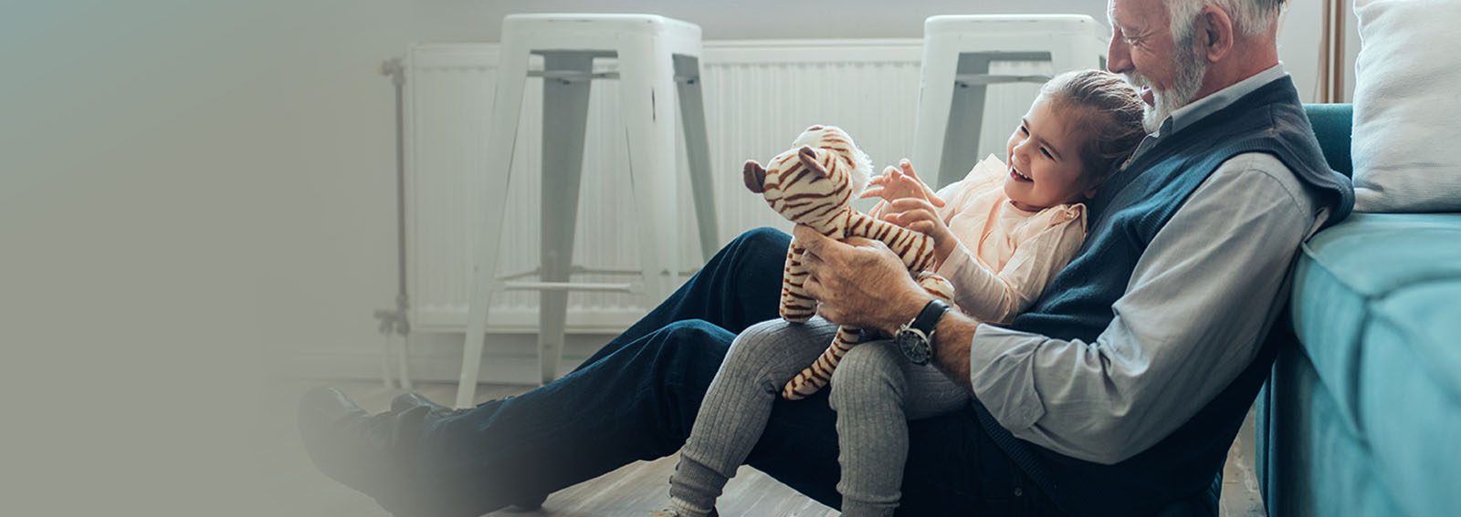 grand-père passe du bon temps avec sa petite-fille