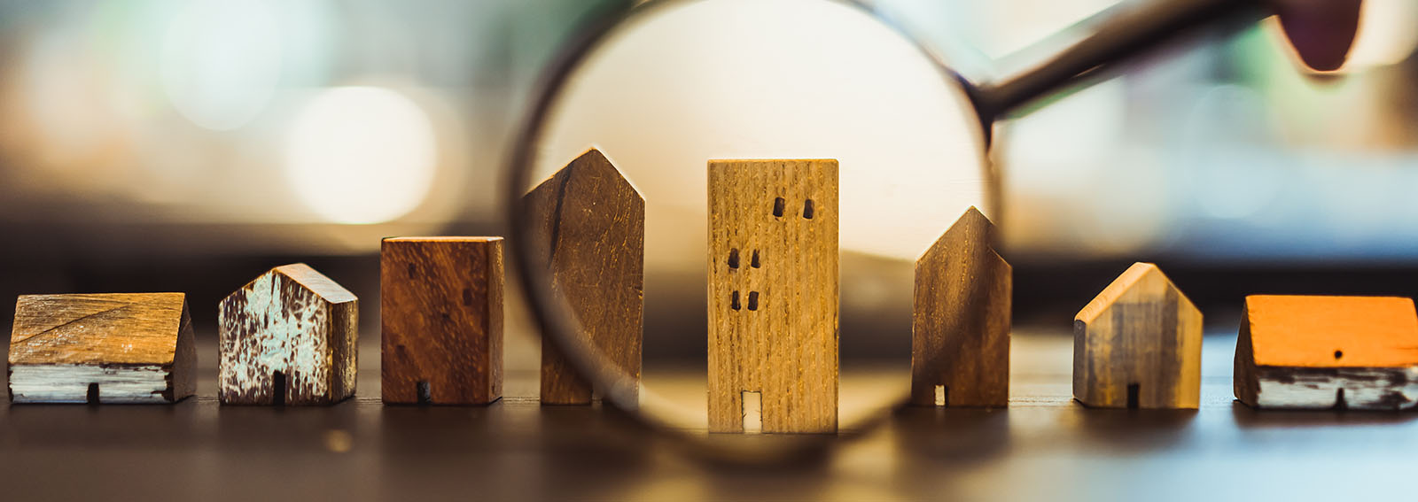 loupe regardant la structure de la maison en bois