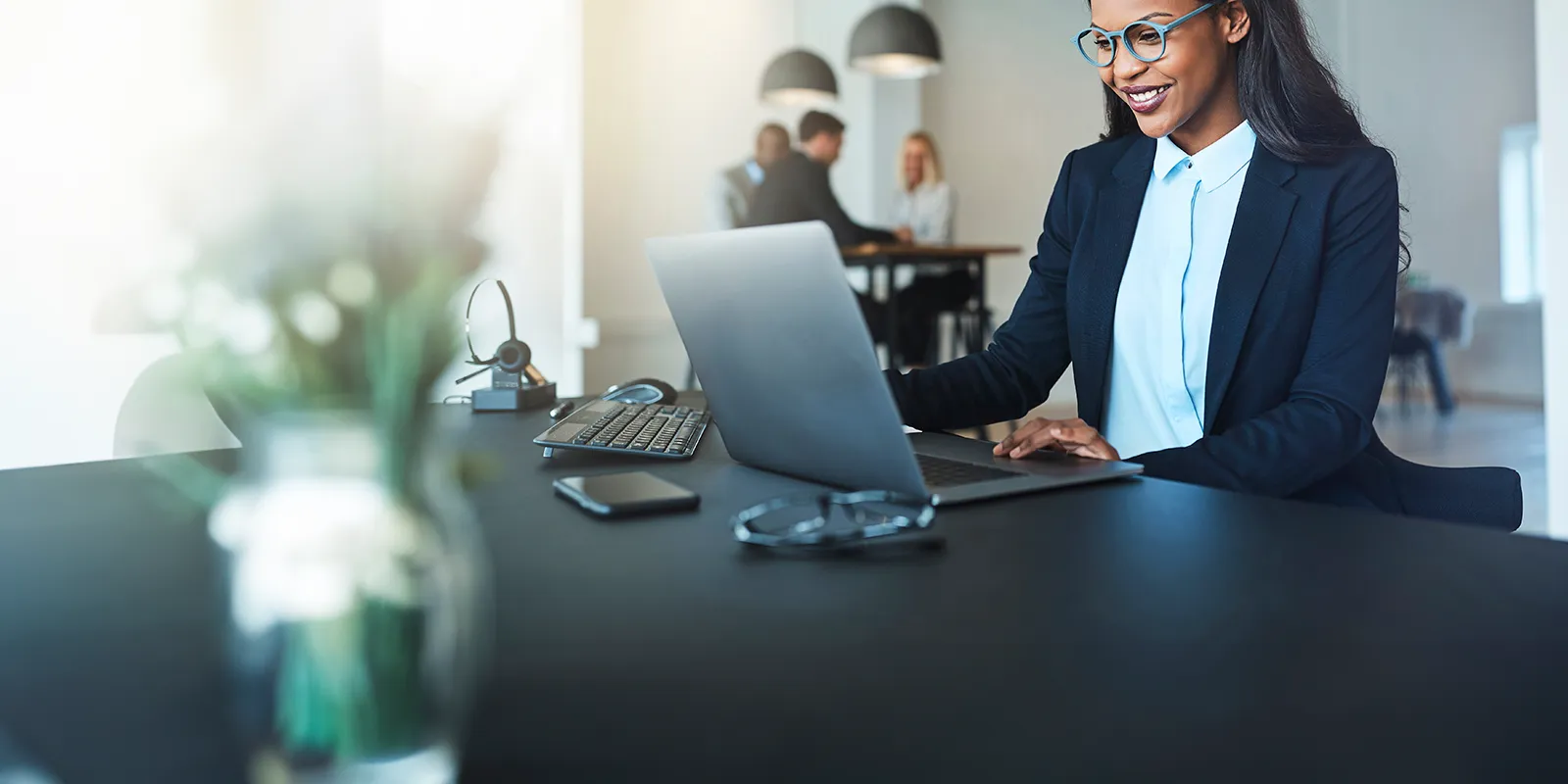 femme d'affaires travaillant sur un ordinateur dans un bureau moderne