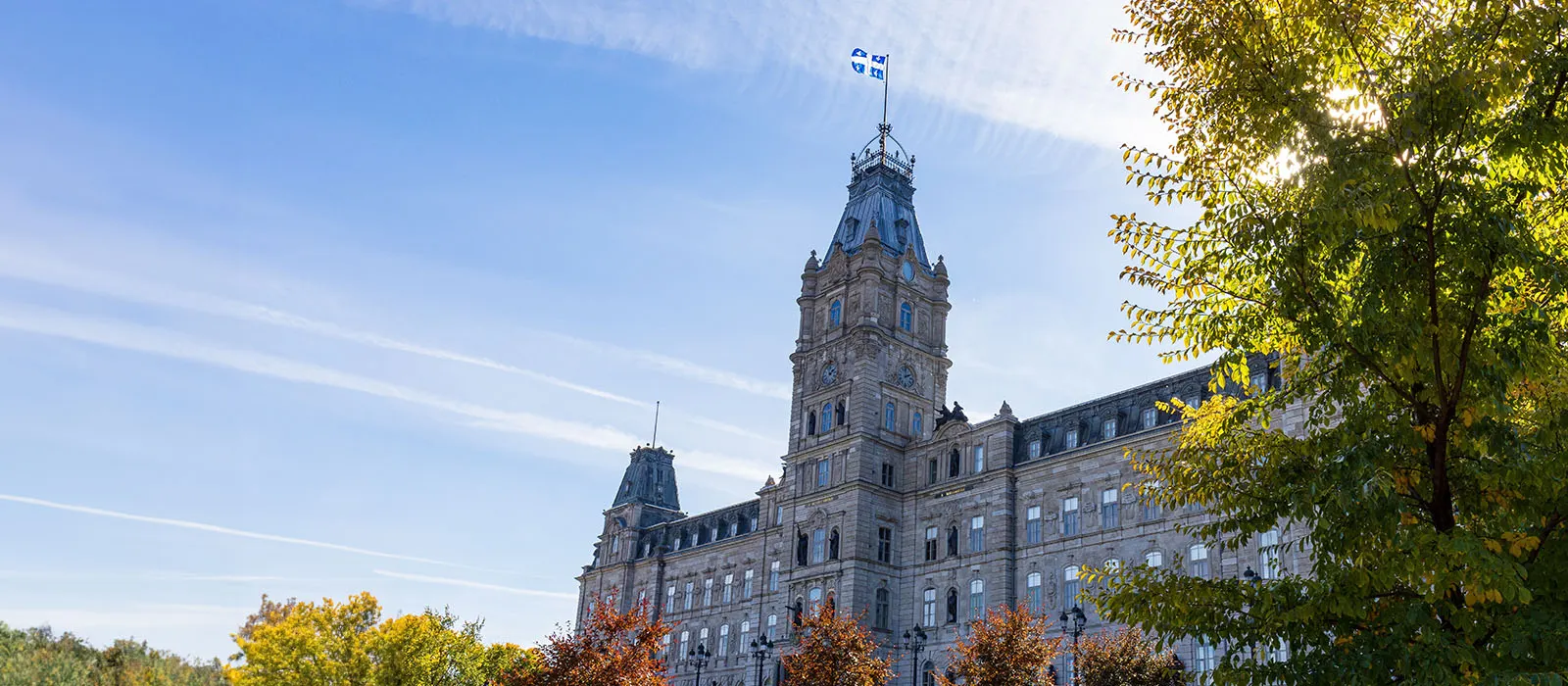 Canada's parliament building in the summer.