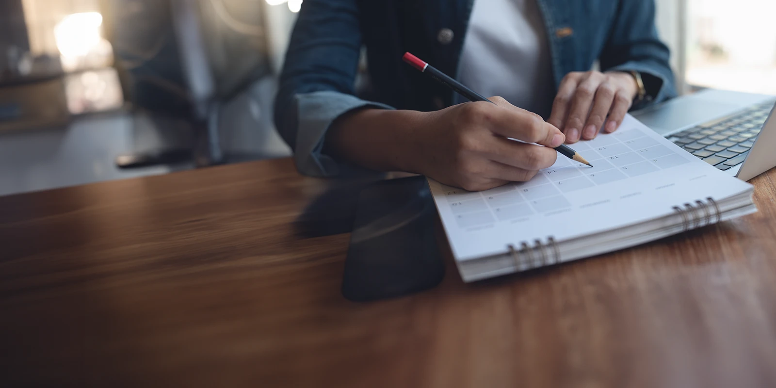 Homme d’affaires examinant les impôts de fin d’année.