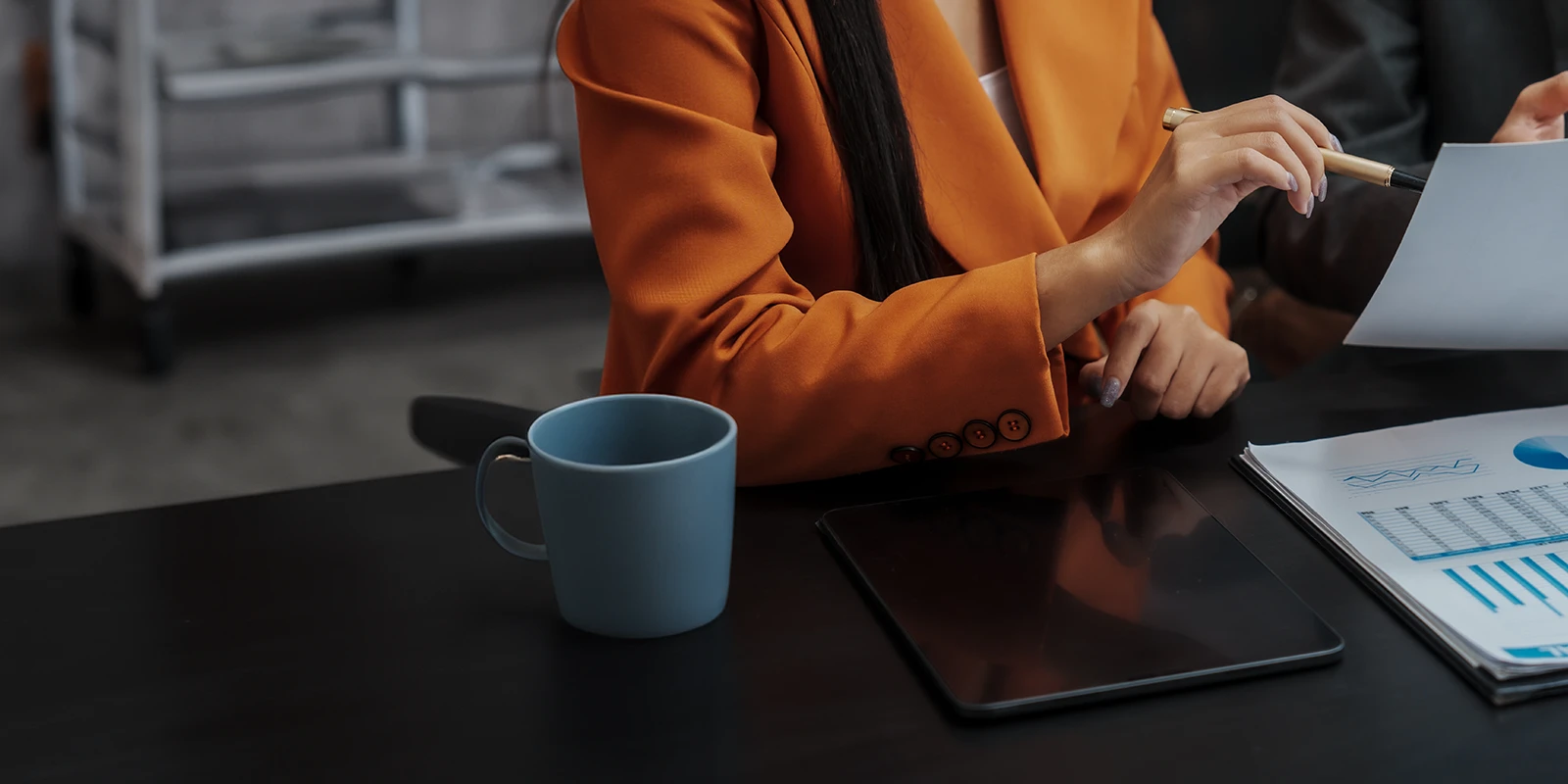 équipe commerciale examinant les documents financiers