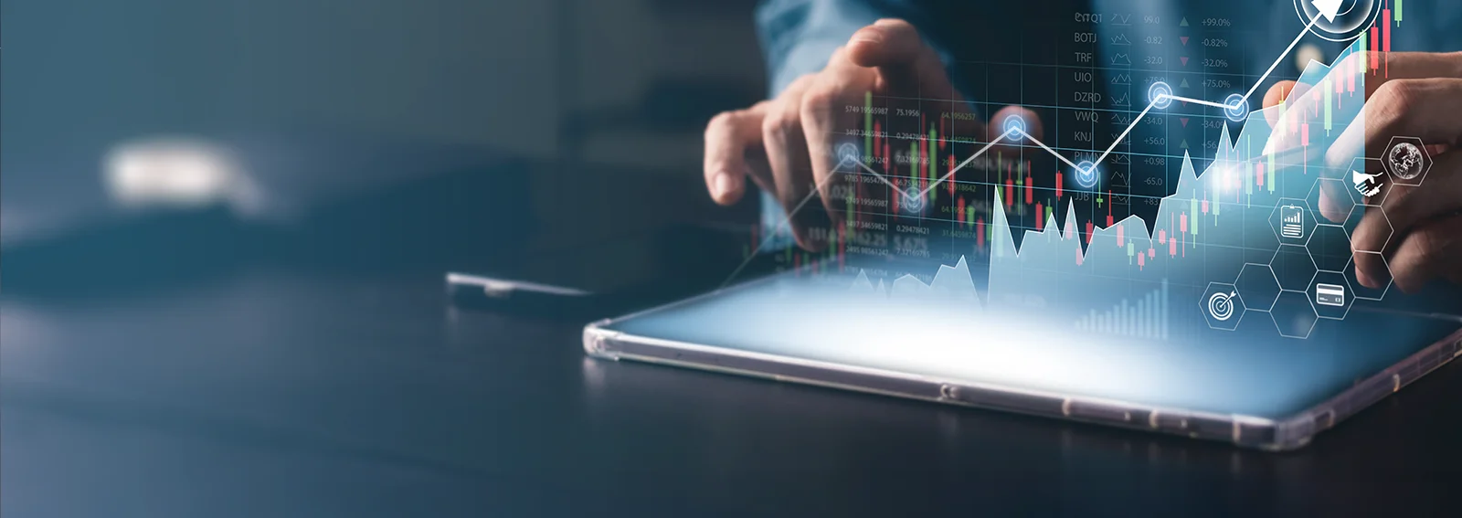 Homme d'affaires visualisant des graphiques virtuels sur une tablette